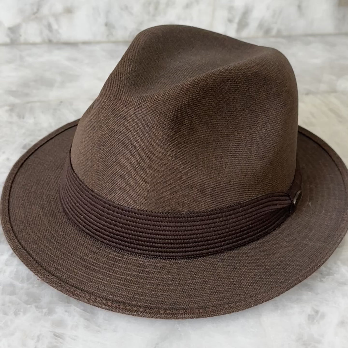 Load video: Video de Mia - Brown Structured Linen Fedora, vista del sombrero