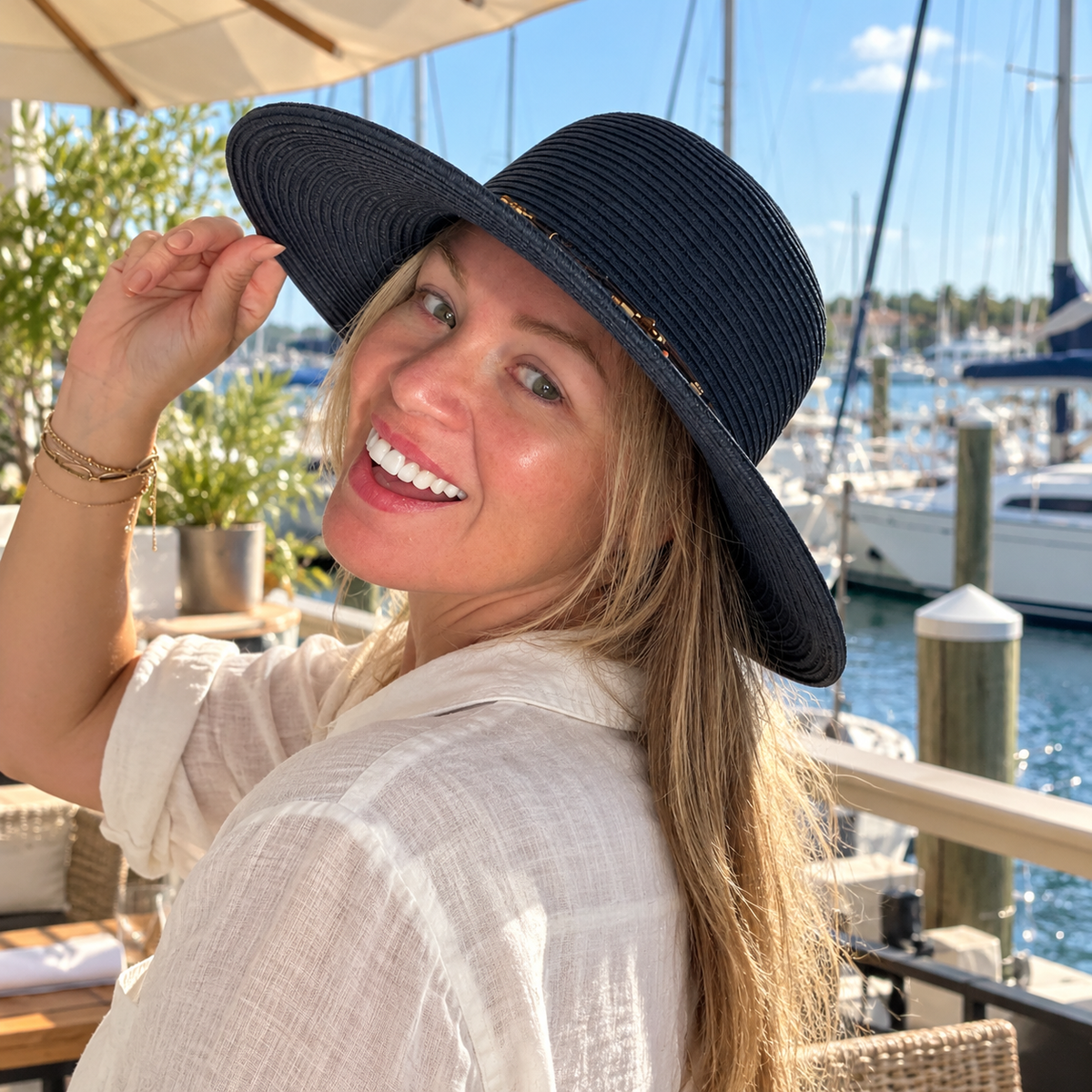 Sirena azul marino con modelo en un yacht club